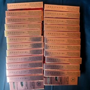 Anastasia Brow Definer. 3 Different Edges For Defining, Filling And Detailing